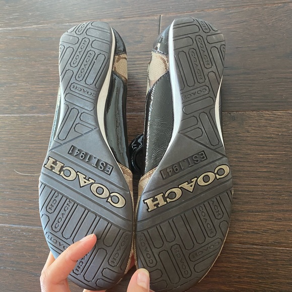 Like new COACH size 7 shoes - Picture 3 of 3